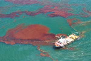 Ship attempting to collect oil from DWH oil spill 