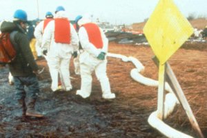 First responders set out oil sorbent pads and boom on Prall’s Island in the days following the spill. 